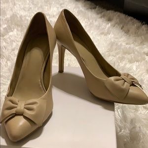 Nude leather heels with bow detail